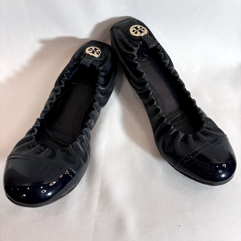 TORY BURCH Sz 6.5 (estimated) Elastic Top Gold Logo at Back Ballet Flats